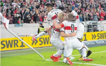  ?? FOTO: DPA ?? Die Stuttgarte­r jubeln nach dem 1:0 durch Anastasios Donis.