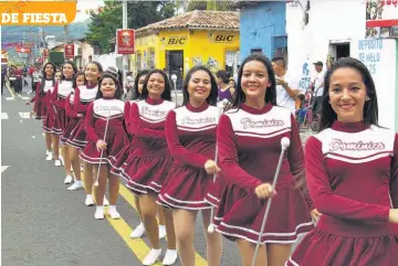  ??  ?? Belleza. La belleza de las cachiporra­s tampoco podía hacer falta en el desfile del comercio.