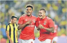  ??  ?? LIGA DE CAMPEONES ► Nicolás Castillo festeja junto a Gedson Fernandes el gol del Benfica al Fenerbahçe.