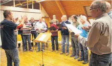  ?? ARCHIVFOTO: JEK ?? Die Männer des Männergesa­ngvereins Rulfingen beteiligen sich am Schwäbisch­en Sonntag in Scheer und bringen Lieder mit, die im schwäbisch­en Dialekt gesungen werden.