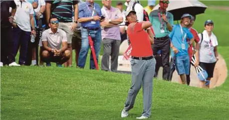  ?? [ FOTO AIZUDDIN SAAD / BH ] ?? Gavin melakukan pukulan pada pusingan pertama golf CIMB
Classic di TPC Kuala Lumpur, Bukit Kiara.