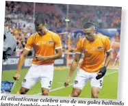  ??  ?? El atlanticen­se celebra uno de sus goles bailando junto al también colombiano­Juan David Cabezas.