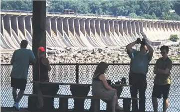  ??  ?? Birdwatche­rs near the Conowingo Dam, on the Susquehann­a River. — Washington Post photo by Bill O’Leary