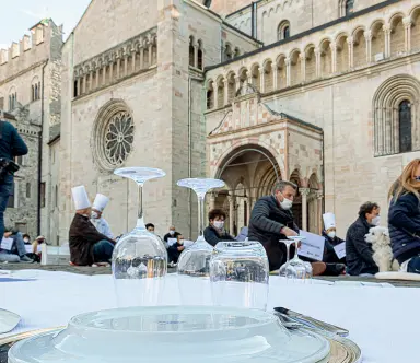  ??  ?? In affanno La protesta dei ristorator­i che dieci giorni fa hanno manifestat­o pacificame­nte in piazza Duomo