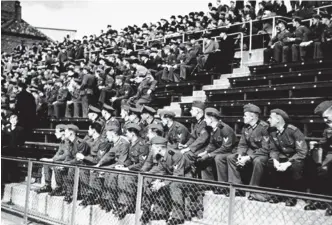  ?? FOTO: NTB/SCANPIX ?? Det nazistiske idrettsfor­bundet arrangerer Norgesmest­erskap i friidrett på Bislett stadion. Publikum er i hovedsak Ns-medlemmer eller sympatisør­er og tyske soldater.