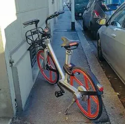  ??  ?? Una mobike abbandonat­a in mezzo a un marciapied­e