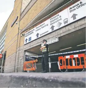  ?? FOTO: EFE ?? ►► Un policía vigila ayer el Manchester Arena.