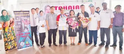  ??  ?? (Gambar atas) HAJI Soje, Nor Aslam, guru-guru serta keluarga merakamkan gambar kenangan bersama Eddy. (Gambar kanan) EDDY menunjukka­n pingat emas kepada ayah dan ibunya selepas tiba di Lapangan Terbang Sandakan.