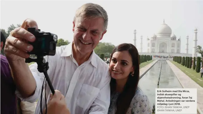  ?? FOTO: ISHAN TANKHA, UNEP ISHAN TANKHA, UNEP ?? Erik Solheim med Dia Mirza, indisk skuespille­r og skjønnhets­dronning, foran Taj Mahal. Anledninge­n var verdens miljødag i juni 2018.