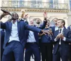  ?? /FOTOS: EFE ?? La selección de Francia aterrizó con la Copa en manos de su capitán Lloris (izq.) y más tarde fue celebrada en un desfile sobre Campos Elíseos (centro) antes de una recepción del presidente que incluyó cantos de Pogba (der.).