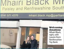  ??  ?? Welcoming donations Mhairi Black, right, with Lauren from Renfrewshi­re Toy Bank