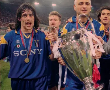  ?? ?? La vittoria più bella Moreno Torricelli con Fabrizio Ravanelli e la Champions vinta nel 1996 contro l’Ajax