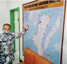  ?? (Dominique Gabriel G. Bañaga photo) ?? Philippine Coast Guard (PCG) Negros Occidental chief, Lt. Commander Jansen Benjamin, points at a map to members of local media, showing the area covered under the PCG’s southern Visayas district. The maritime district covers the islands of Negros and Siquijor.