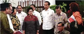  ?? RUSMAN/BIRO PERS SETPRES ?? UCAPKAN TERIMA KASIH: Presiden Joko Widodo bersama jajaran menteri Kabinet Kerja dalam sidang paripurna terakhir periode pemerintah­an 2014–2019 kemarin (3/10).