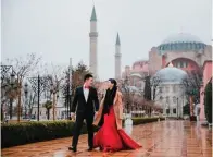  ?? MOIRE PHOTOGRAPH­Y FOR JAWA POS ?? ALA WESTERN: Liem Shun Ling dan Yoga Permadi berpose dengan latar belakang Hagia Sophia, Istanbul, Turki.