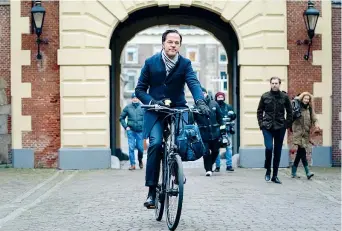  ??  ?? In bici
Mark Rutte, premier olandese, 53 anni, ieri è andato in bici dal re Willem-Alexander a presentare le dimissioni (Epa)