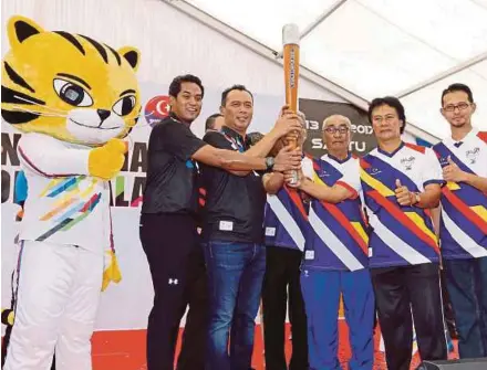  ?? PIC BY ZULKARNAIN AHMAD TAJUDDIN ?? Sports Minister Khairy Jamaluddin launches the start of the nationwide Torch Run at Muzium Tokoh, Bukit Senyum in Johor Baru yesterday.