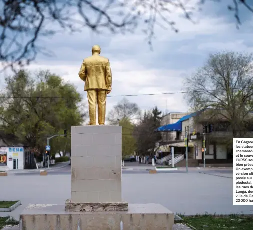  ?? ?? En Gagaouzie, les statues du «camarade» Lénine et le souvenir de l’URSS sont encore bien présents. Un exemple? Cette version clinquante posée sur un piédestal, érigée dans les rues de CeadîrLung­a, deuxième ville de Gagaouzie, 20 000 habitants.