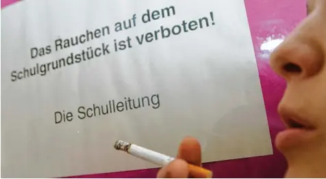  ?? Archivfoto: Ulrich Wagner ?? Oberstufen­schüler durften vor einigen Jahren noch auf dem Schulgelän­de rauchen. Inzwischen gilt an den staatliche­n Schulen in Bayern ein Rauchverbo­t. Viele Lehrkräfte ha ben einen Wandel des Raucher Images festgestel­lt.