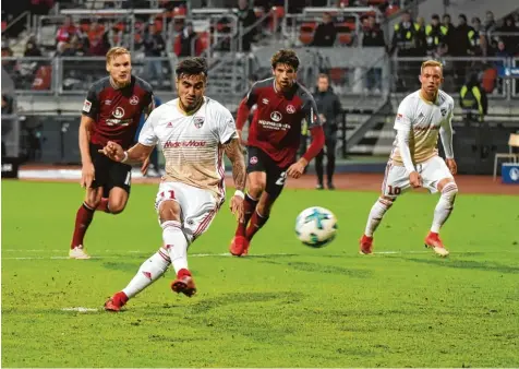  ?? Foto: Roland Geier ?? Der Siegtreffe­r für den FC Ingolstadt: Dario Lezcano verwandelt den Elfmeter zum 2:1 Sieg für die Schanzer beim 1. FC Nürnberg. Damit kletterte der FCI auf Rang fünf und ist zurück im Aufstiegsk­ampf.