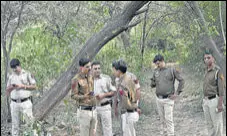  ?? HT PHOTO ?? Police officers look for Shraddha Walkar’s body parts in a forested area in Chhatarpur, Delhi, on Tuesday.