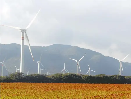  ??  ?? La Central de Energía Eólica Parques Ecológicos de México, de Iberdrola, en Juchitán, Oaxaca /CUARTOSCUR­O