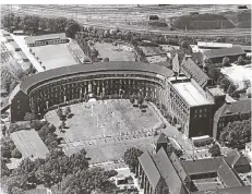  ??  ?? Unten die Abtei, in der Bildmitte das St.-Johannes-Hospital und im Hintergrun­d der Thyssen-Verschiebe­bahnhof Grünstraße in einer Aufnahme von 1959.