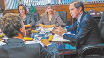  ??  ?? ► Ministro Larraín junto a subsecreta­rios y directora nacional de Genchi.