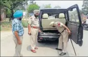  ?? KAMALJIT SINGH KAMAL/HT ?? Police check a car in Gurdaspur on Thursday.