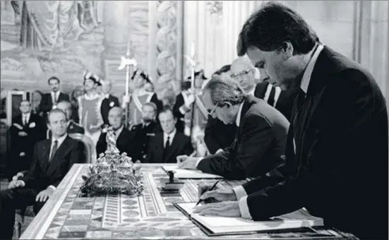  ?? EP / ARCHIVO ?? Fernando Morán y Felipe González, firmando el tratado de adhesión de España a la entonces CEE el 12 de junio de 1985 en el Palacio Real