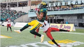  ?? JASON FRANSON THE CANADIAN PRESS ?? Kenny Stafford makes a TD catch in Edmonton where the Eskimos held on to win, 48-42.