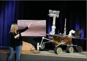  ??  ?? Une réplique du robot explorateu­r est présentée lors d’un briefing à la Nasa.