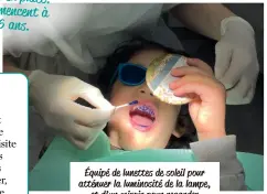  ?? ?? Équipé de lunettes de soleil pour atténuer la luminosité de la lampe, et d’un miroir pour regarder tout ce que la dentiste fait, Jonas se sent en confiance.