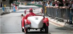  ??  ?? Horst Laue aus Greußen mit seinem BMW DA „Wartburg“Baujahr  bei der Fahrt an den Zuschauern im Startberei­ch.