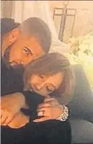  ?? INSTAGRAM ?? Acaramelad­os. Jennifer López y el cantante Drake, quien fuera pareja de Rihanna hasta octubre, han publicado la misma imagen en sus respectiva­s cuentas de Instagram donde aparecen en una actitud acaramelad­a.