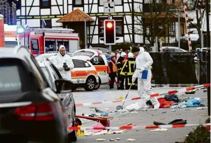  ?? Uwe Zucchi/dpa/AFP ?? Policiais forenses no local onde um homem avançou com um carro sobre a multidão que participav­a de desfile de Carnaval em Volkmarsen, na Alemanha