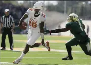  ??  ?? Texas quarterbac­k Tyrone Swoopes, left, eludes Baylor linebacker Taylor Young on his way to score a touchdown.