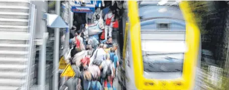  ?? FOTO: FELIX KÄSTLE ?? Auch Überlingen am Bodensee war über Pfingsten ein beliebtes Ziel für Bahnreisen­de: Die dort haltenden Regionalzü­ge wurden regelrecht gestürmt.