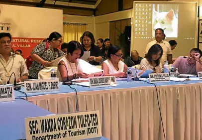  ?? —CHRISTINE O. AVENDAÑO ?? Senators hold a public hearing on the degradatio­n of Boracay Island on Friday, finding out for themselves how environmen­tal laws have been violated in plain view of local and environmen­t officials.