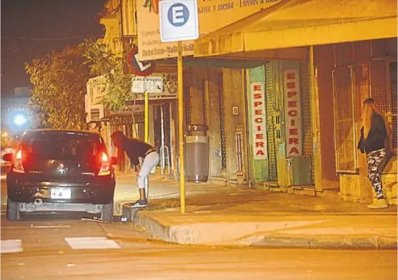  ?? (JAVIER FERREYRA) ?? Oferta callejera. La prohibició­n de las whiskerías lanzó a una parte de las trabajador­as sexuales a la calle, con menos seguridad aún.