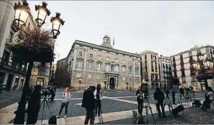  ?? GONZALO FUENTES / REUTERS ?? Residentes en Sant Jaume.
Desde hace ya muchas semanas, numerosas television­es hacen guardia hasta el anochecer frente al Palau de la Generalita­t; ya forman parte del paisaje de la plaza