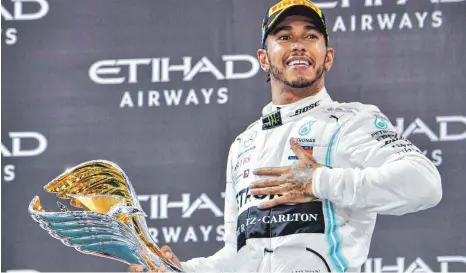  ?? FOTO: GIUSEPPE CACACE/AFP ?? Weltmeiste­r Lewis Hamilton feiert seinen überlegene­n Sieg beim Formel-1-Finale in Abu Dhabi.