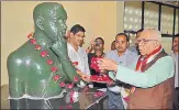  ?? HT PHOTO ?? Governor Ram Naik paying tributes to Kakori martyrs at Kakori Shaheed Sthal in the state capital on Wednesday.