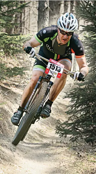  ?? ?? above
Steven Martin races the Woodnewton O-cup in Uxbridge, Ont. opposite Kimberley Watson