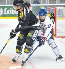  ?? FOTO: FELIX KÄSTLE ?? Die Ravensburg Towerstars (rechts Thomas Merl im Spiel gegen Dornbirn) bekommen es am Wochenende mit zwei Schweizer Mannschaft­en zu tun.