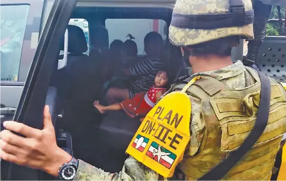  ?? FOTOS: ESPECIAL ?? Militares trasladan a una mujer y sus hijos a un lugar seguro, como parte del Plan DN-IIIE en su fase preventiva.