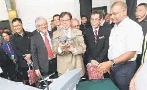  ??  ?? TEKNOLOGI: Abang Johari bersama Abdul Rahman dan Jamil ketika melawat pameran dron selepas merasmikan Persidanga­n Antarabang­sa Aplikasi Komputer dan Dron (IconDA) 2017 anjuran UiTM Cawangan Sarawak di Santubong, semalam.