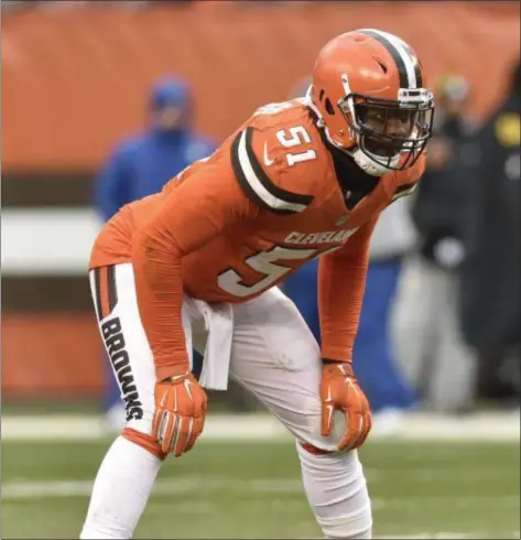  ?? ASSOCIATED PRESS FILE ?? Browns outside linebacker Jamie Collins lines up against the Pittsburgh Steelers in Cleveland in November.