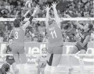  ?? CONTRIBUTE­D PHOTO ?? MJ Perez of F2 Logistics powers through the blocks of Mika Reyes and Hillary Hurley of Petron in the Philippine Superliga Grand Prix. INDIAN WELLS, US: