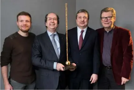  ?? FOTO RR ?? Jelle Cleymans, diamantair Patrick de Landtsheer, Antwerps Schepen van Sport Ludo Van Campenhout (NVA) en Ludo Dielis poseren met de diamanten trofee die een driebander krijgt als hij op vijf jaar tijd drie keer uitgeroepe­n wordt tot Speler van het...